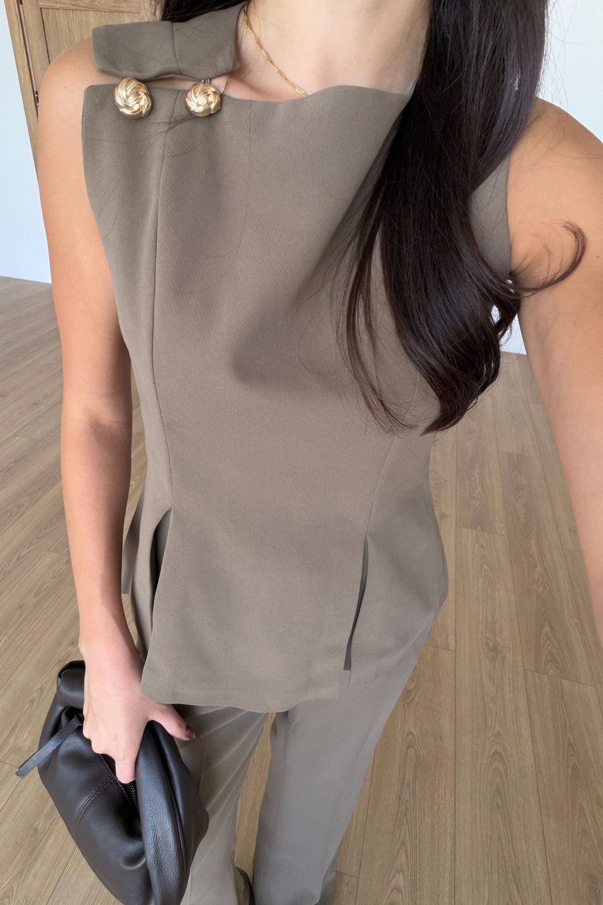 Kylie - Ensemble chemisier et pantalon à boutons dorés
