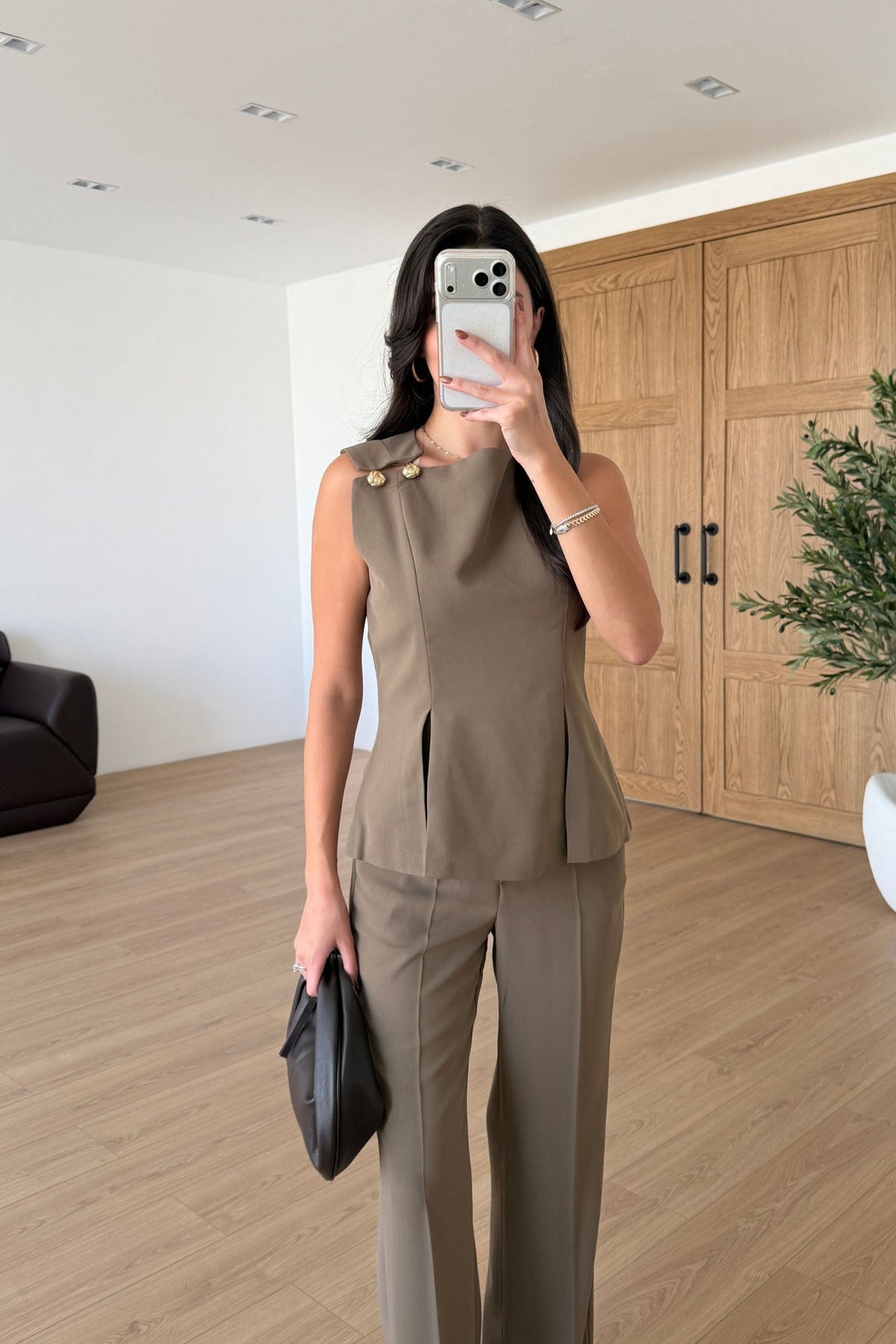 Kylie - Ensemble chemisier et pantalon à boutons dorés