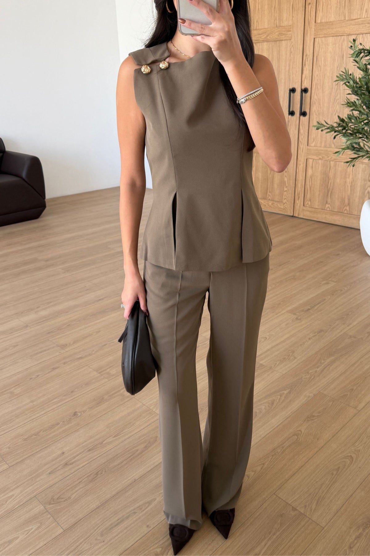 Kylie - Ensemble chemisier et pantalon à boutons dorés