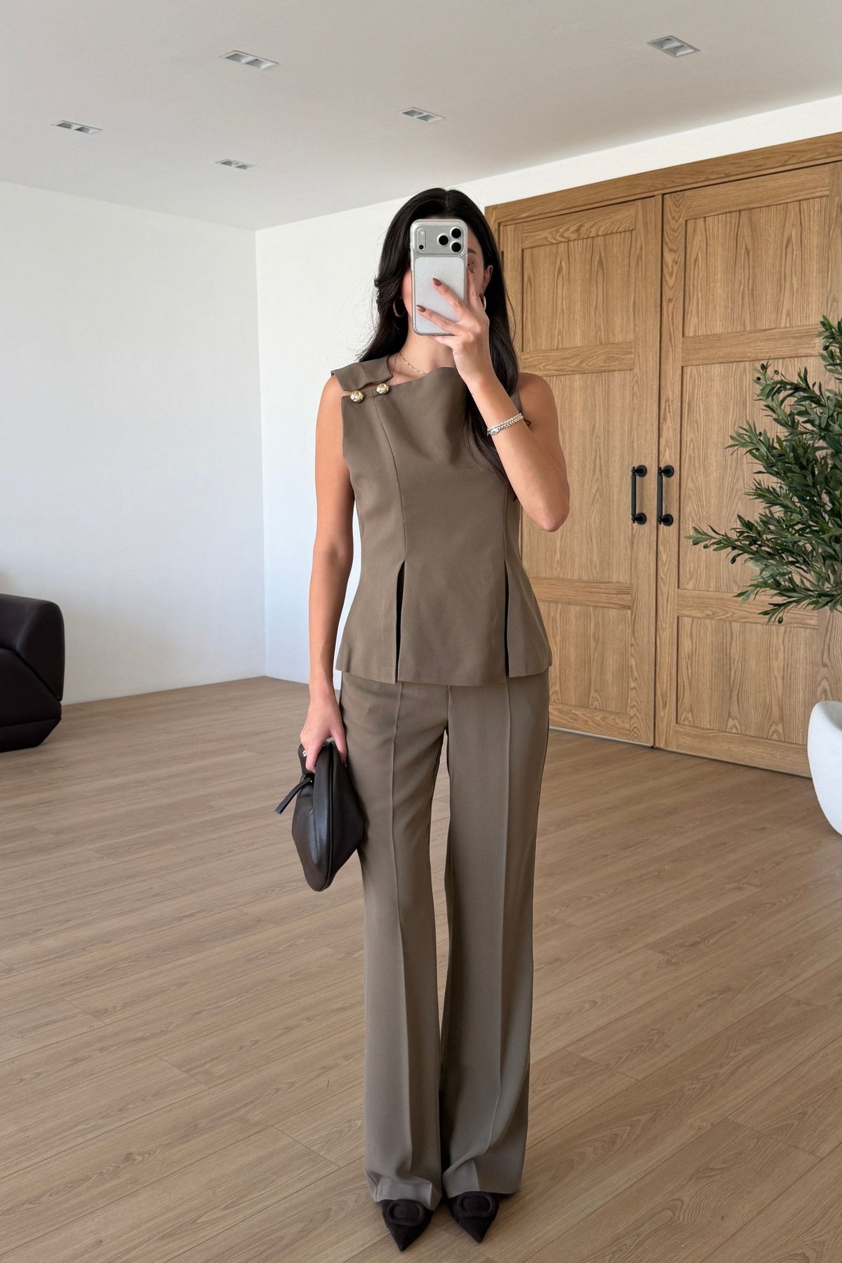 Kylie - Ensemble chemisier et pantalon à boutons dorés