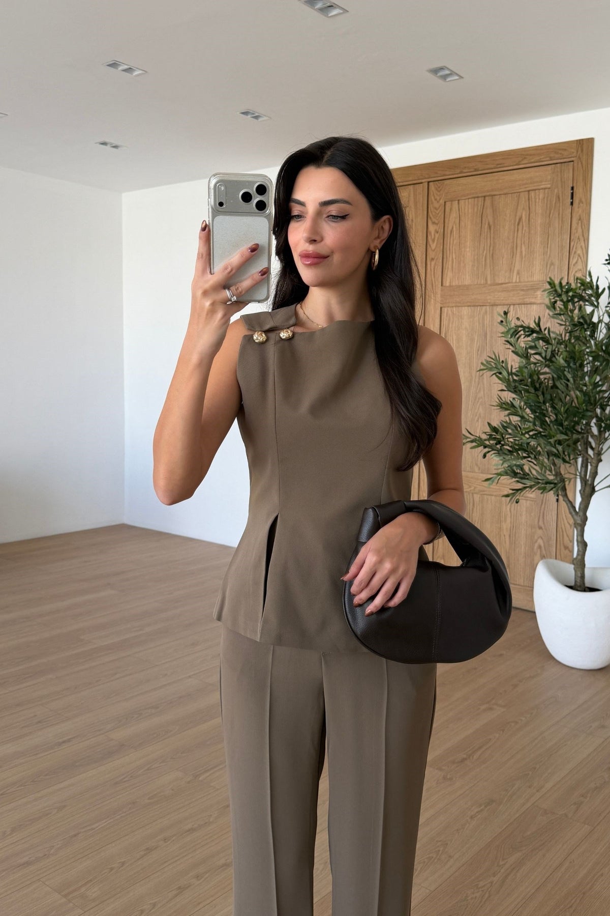Kylie - Ensemble chemisier et pantalon à boutons dorés