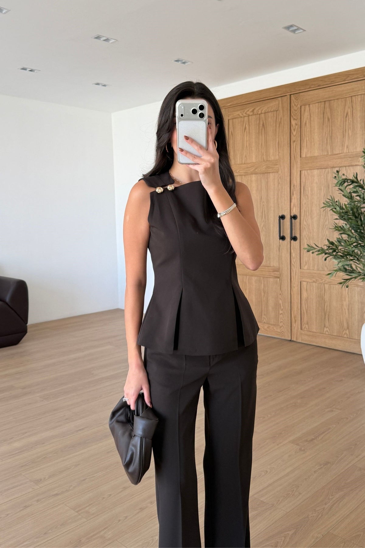 Kylie - Ensemble chemisier et pantalon à boutons dorés