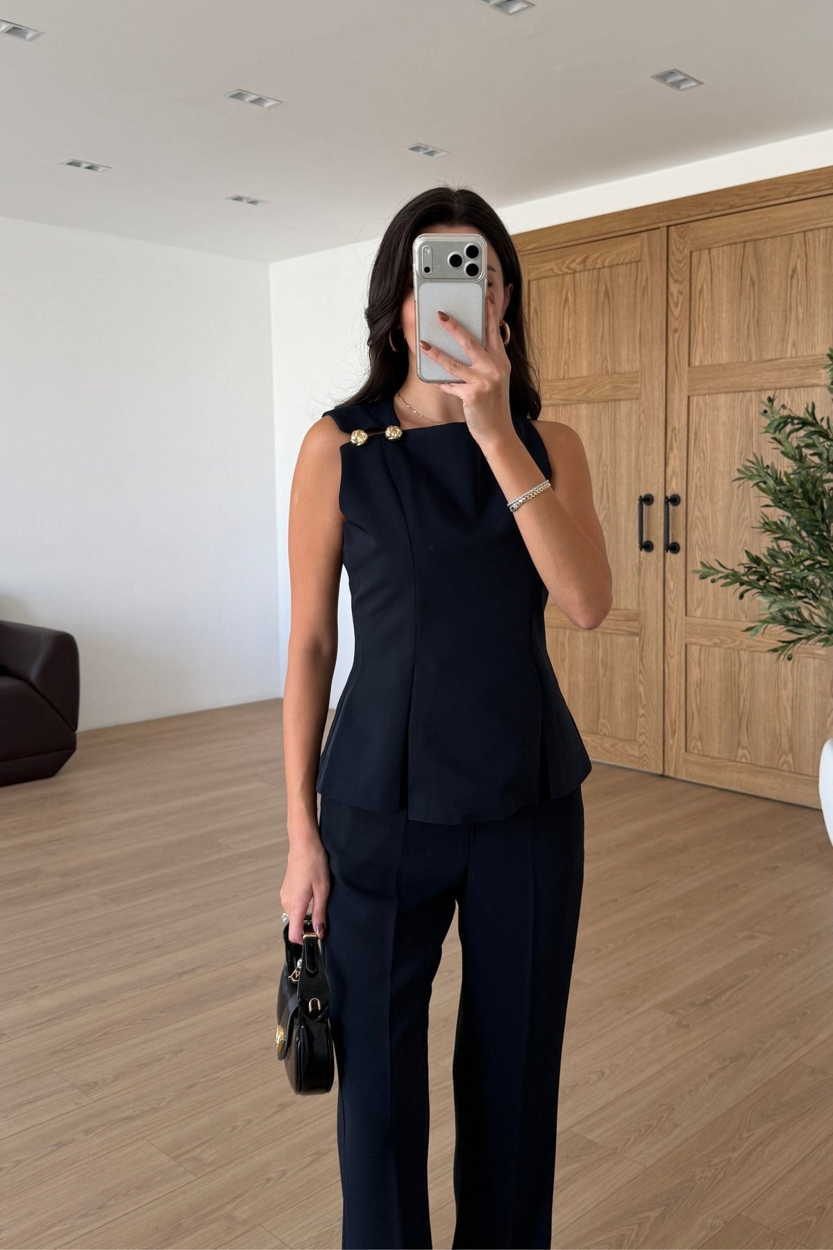 Kylie - Ensemble chemisier et pantalon à boutons dorés